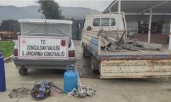 Elektrik direği demirlerini çalan 4 kişi yakalandı