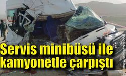 Servis minibüsü ile patates yüklü kamyonetle çarpıştı