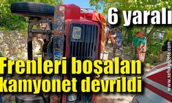 Frenleri boşalan kamyonet devrildi: 6 yaralı