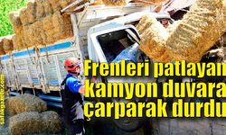 Frenleri patlayan saman yüklü kamyonet bahçe duvarına çarparak durdu