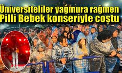 Üniversiteliler yağmura rağmen Pilli Bebek konseriyle coştu