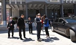 Vali Tutulmaz, gözlerini bandajla kapatarak yürümeye çalıştı