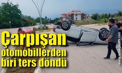 Çarpışan otomobillerden biri ters döndü