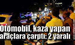 Otomobil, kaza yapan araçlara çarptı: 2 yaralı