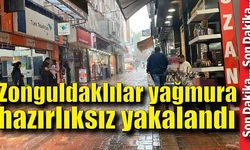 Sağanak yağışa hazırlıksız yakalandılar, dükkanlara sığındılar