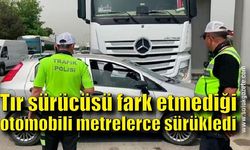 Tır sürücüsü fark etmediği otomobili metrelerce sürükledi