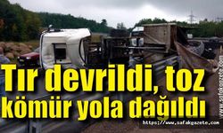 Tır devrildi, toz kömür yola dağıldı