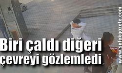 Biri çaldı diğeri çevreyi gözlemledi