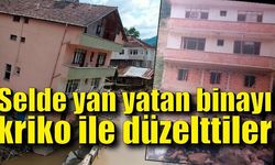 Selde yan yatan binayı kriko ile düzelttiler