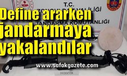 Ormanda define ararken jandarmaya yakalandılar