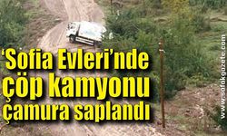 Yolu olmayan ‘Sofia Evleri’nde çöp kamyonu çamura saplandı