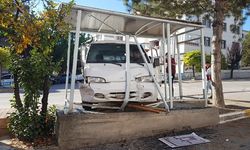 Otomobille çarpışan panelvan durağa daldı