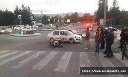 Otomobille çarpışan motosiklet sürücüsü yaralandı