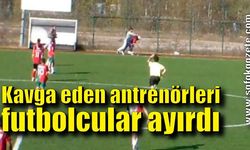 Kavga eden antrenörleri futbolcular ayırdı