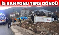 Hafriyat kamyonu ters döndü