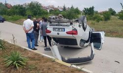 Çarpışan otomobillerden biri ters döndü