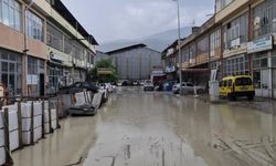 Yağmur sonrası su basan dükkân ve evler çamur içerisinde kaldı