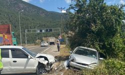 Karabük’te iki otomobil kafa kafaya çarpıştı: 5 yaralı