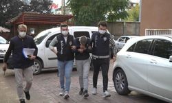 Yaşlı kadını ‘polisim’ diyerek kandırıp altınlarını çaldı