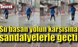 Su basan yolun karşısına sandalyelerle geçti