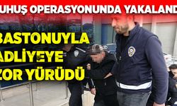 Fuhuş operasyonunda yakalandı, bastonuyla adliyeye zor yürüdü