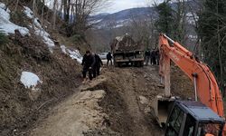 Heyelan sonrası mahallenin yolu ulaşıma kapandı