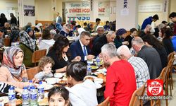 İlk iftarını depremzede vatandaşlarla yaptı