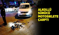 Alkollü sürücü motosiklete çarptı