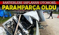 Bariyerlere saplanan otomobil paramparça oldu