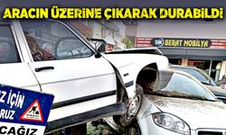 Park halindeki aracın üzerine çıkarak durabildi