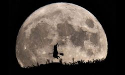 Ay tutulmasında doğa fotoğrafçısı renkli kareler çekti