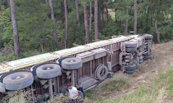 Freni boşalarak devrilen kamyonun sürücü hayatını kaybetti