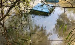 Otomobil Menderes Nehri’ne düştü; Sürücü canını zor kurtardı