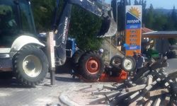 Devrilen traktörün altına kalan sürücü hayatını kaybetti