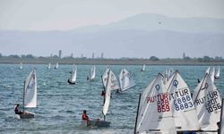 İznik Gölünde heyecan dolu yelken yarışları