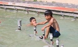 Belediyenin süs havuzu çocukların aquaparkı oldu