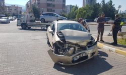 İki otomobil kavşakta çarpıştı: 1 yaralı