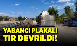 Yabancı plakalı tır devrildi!