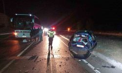 Kırmızı ışıkta bekleyen araç ve otobüse çarptı: 3 yaralı