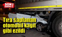 Tıra saplanan otomobil kağıt gibi ezildi