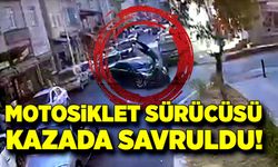 Otomobille çarpışan motosiklet sürücüsü savruldu!