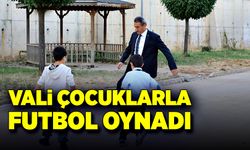 Vali Erol Karaömeroğlu çocuklarla futbol oynadı