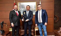 Vali Hacıbektaşoğlu’na Zonguldak Hentbol Spor Kulübü’nün formasını hediye ettiler