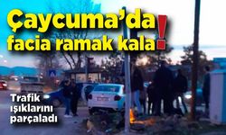 Çaycuma'da hızını alamayan sürücü trafik ışıklarını devirdi