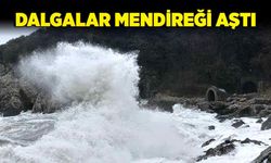 Dalgalar Zonguldak'ta mendireği aştı