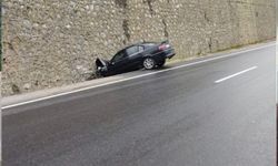 Ilıksu'da kaza araç duvara çarptı