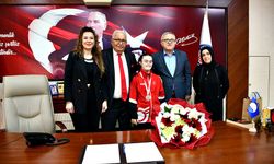 Türkiye'nin gururu Zeynep Tuncay, Başkan Posbıyık tarafından onurlandırıldı