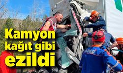 Otoyolda lastiği patlayan tıra çarpan kamyon kağıt gibi ezildi: 1 yaralı