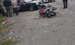 Otomobille motosiklet çarpıştı; 1 ağır yaralı