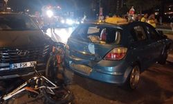 Otomobil park halindeki araçlara çarptı: 3 yaralı